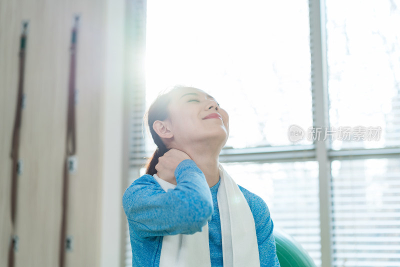 年轻女子室内健身