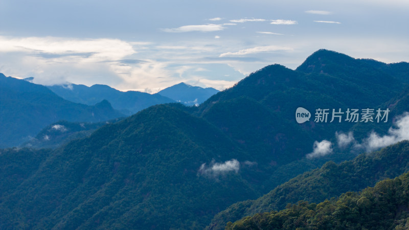 中国福建武夷山云雾缭绕