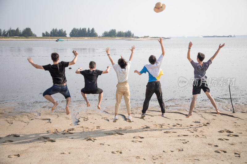 沙滩海边人群快乐地跳起来
