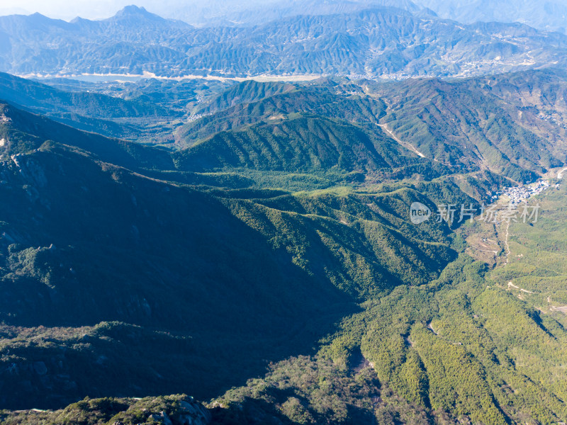 险峻陡峭山峰航拍图