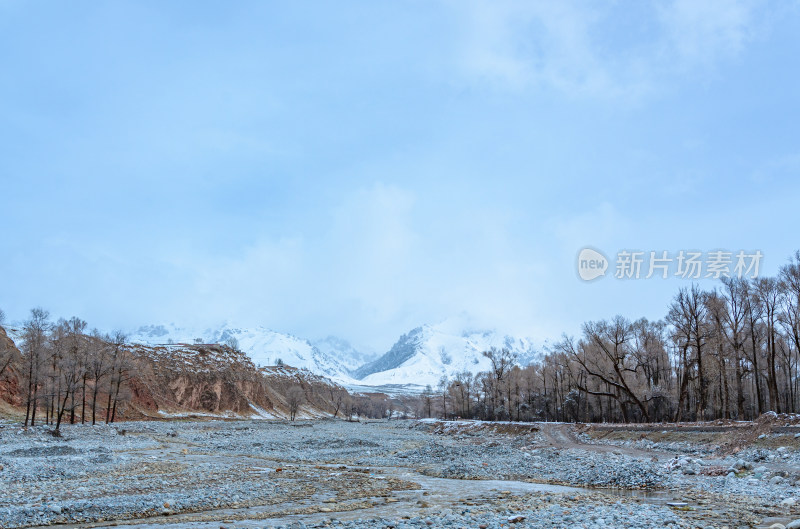 青海海北藏族自治州祁连卓尔山山谷雪山