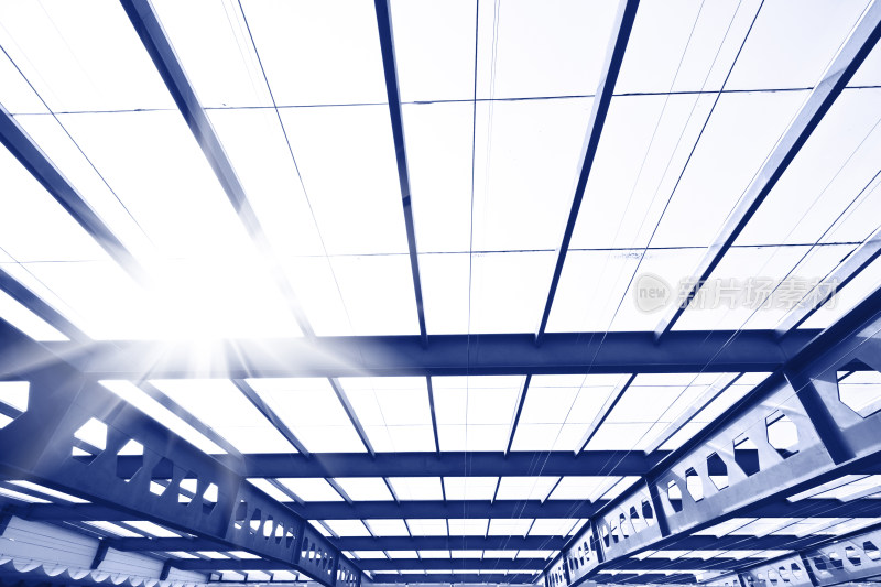 钢结构采光顶棚内部视角