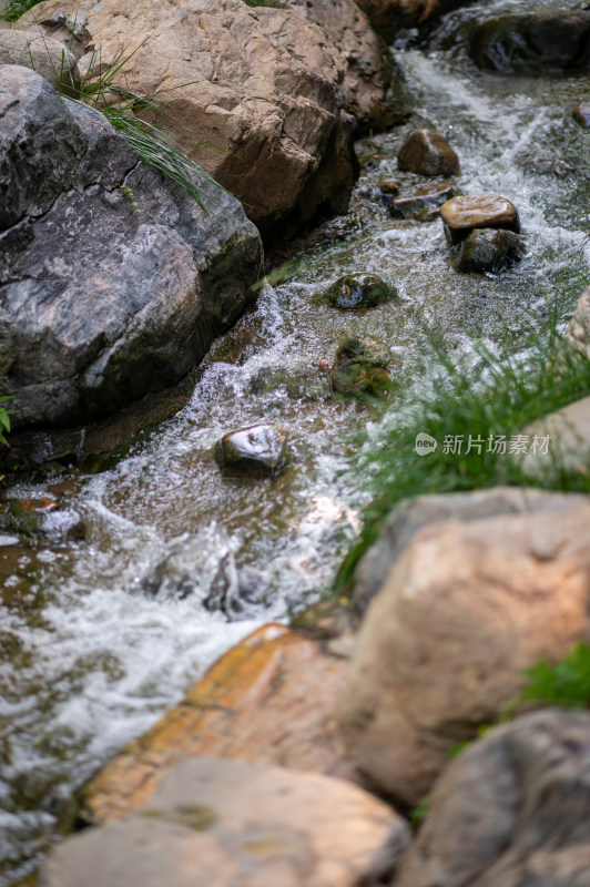 山间溪流与岩石景观