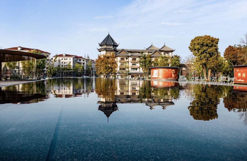 上海龙华寺中式建筑倒影景观