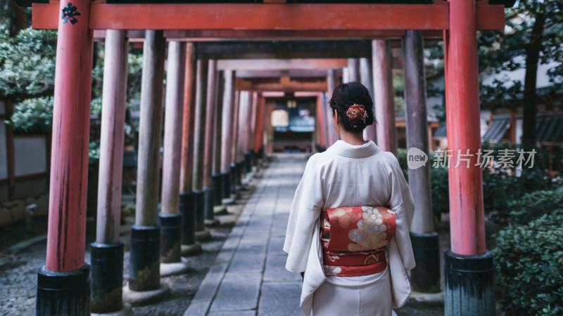 女人穿着日本和服