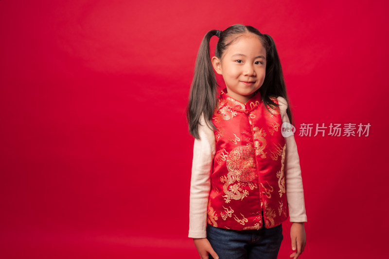 站在红色背景前穿唐装马甲的中国女孩
