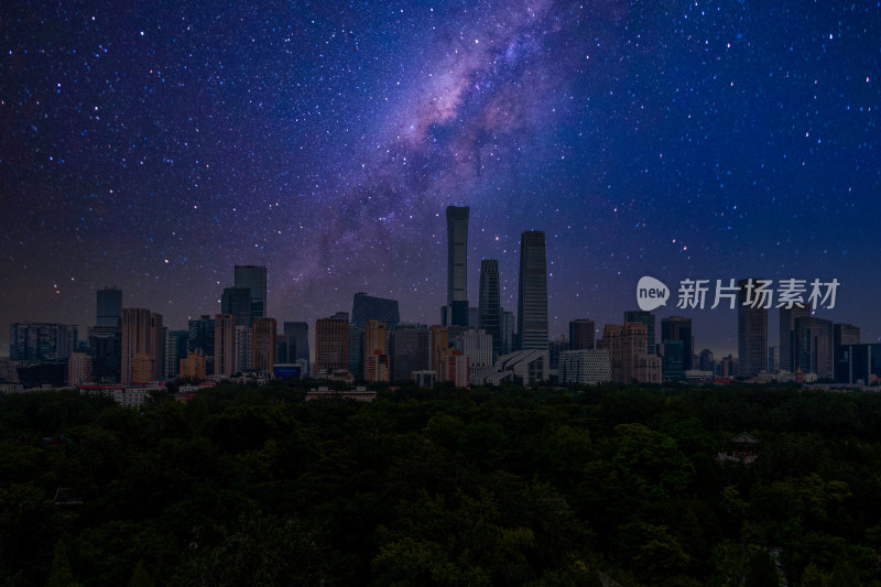 北京夜空下 星空与摩天大楼的梦幻同框