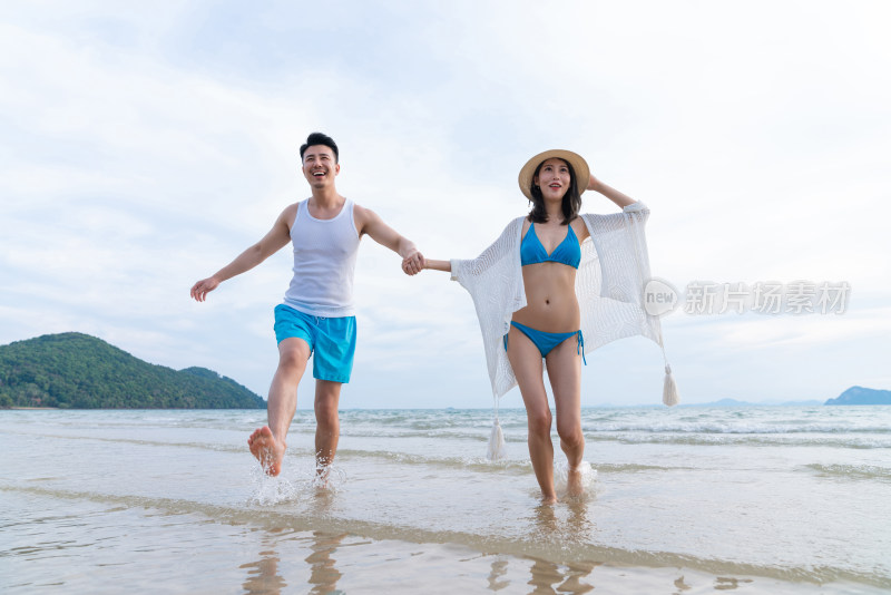 快乐的年轻情侣在海边