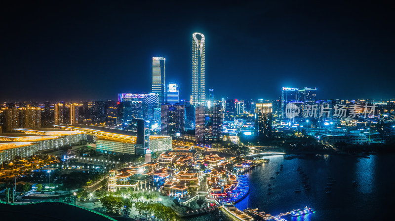 苏州金鸡湖城市夜景俯瞰高楼与水岸风光