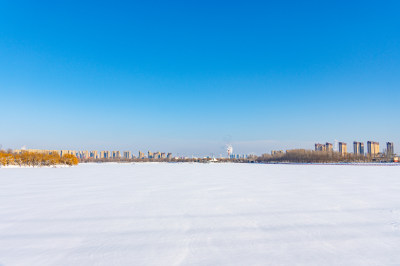 积雪覆盖的城市河岸线景观