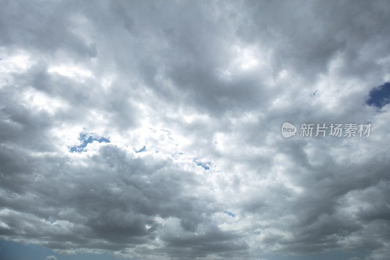 大面积厚层云的天空背景