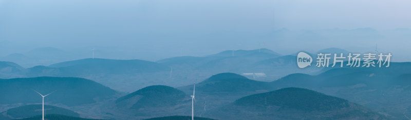 云海中的枣庄山亭庄里水库库区风力发电场