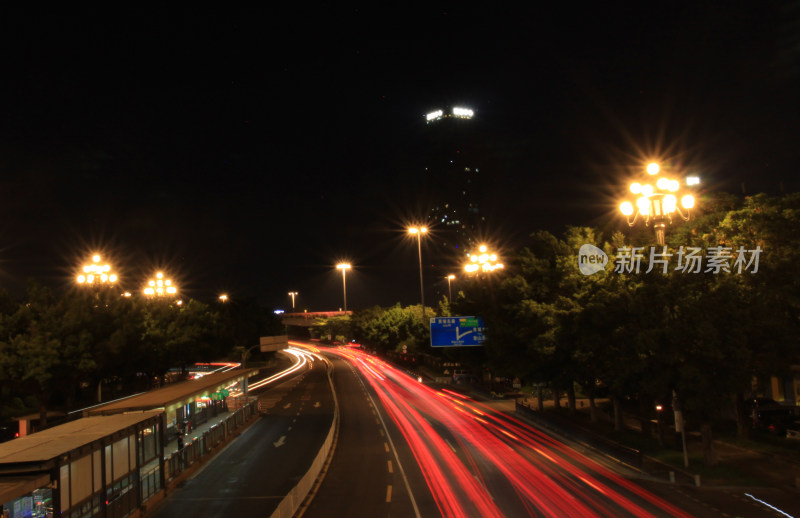 夜晚城市道路车流灯光轨迹延时摄影