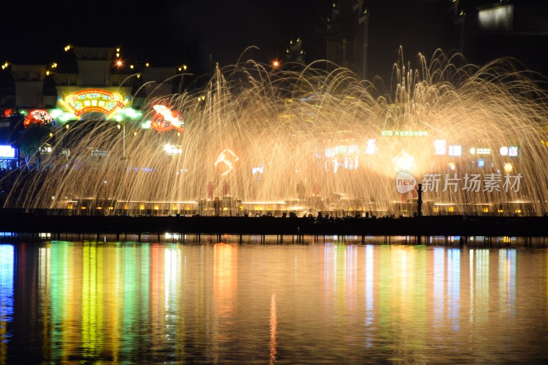 长沙铜官窑夜间湖边打铁花景观