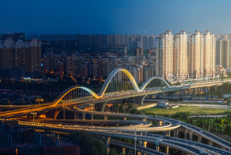 夏季郑州市跨铁路彩虹桥夜景风光