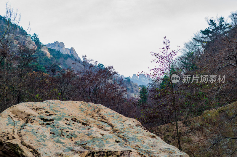 秋季青岛崂山北九水景区，山谷风光