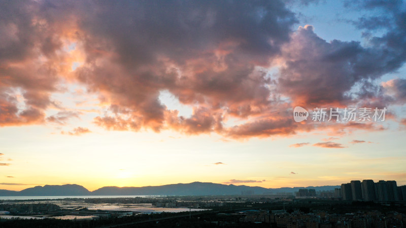 城市天际线下的夕阳余晖