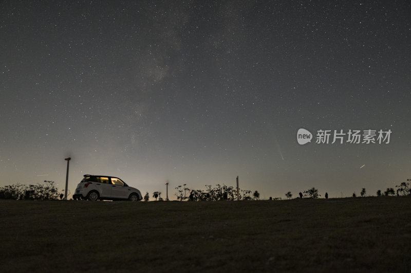 野外星空下的白色汽车夜景