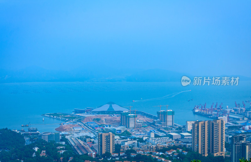 深圳南山公园看前海城市高楼建筑与海景