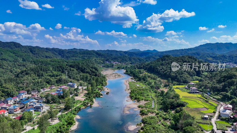 青山绿水蓝天白云自然风光航拍图