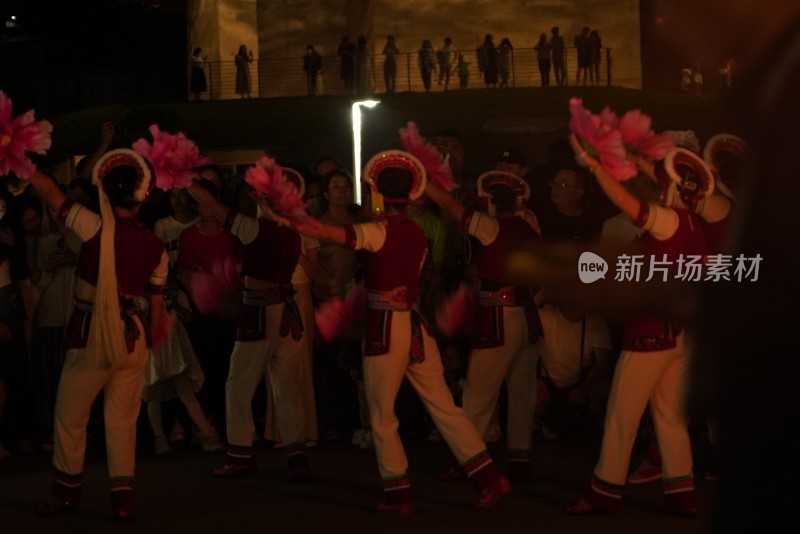 夜晚少数民族人群集会活动现场