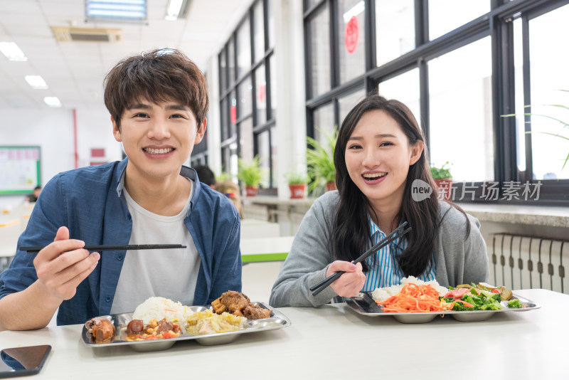 大学生在食堂里用餐