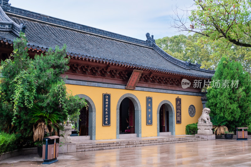 晴朗的午后，镇江焦山风景区定慧寺建筑