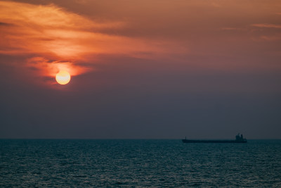 海上游轮上落日晚霞