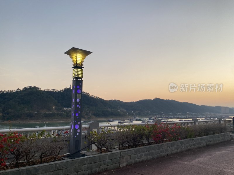 江边步道特色路灯夜景