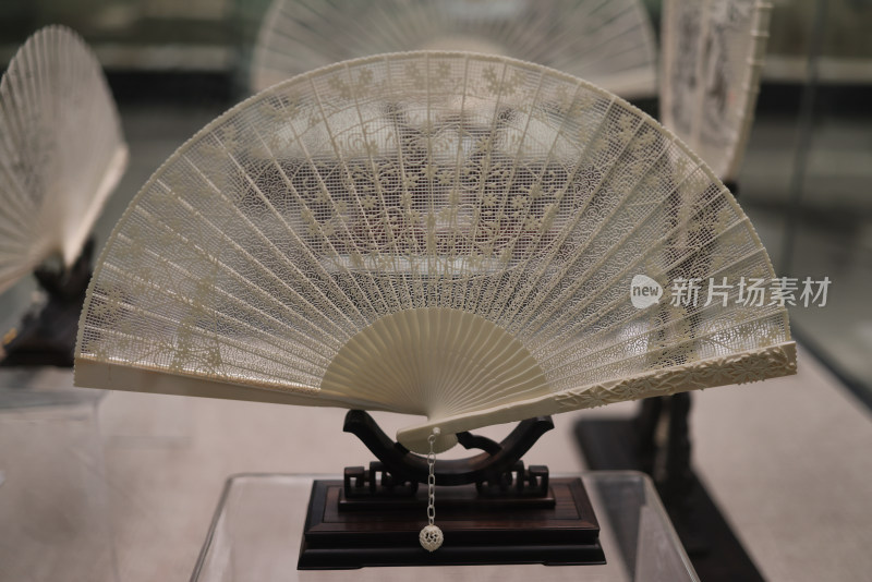 中国扇博物馆展出的象牙折扇