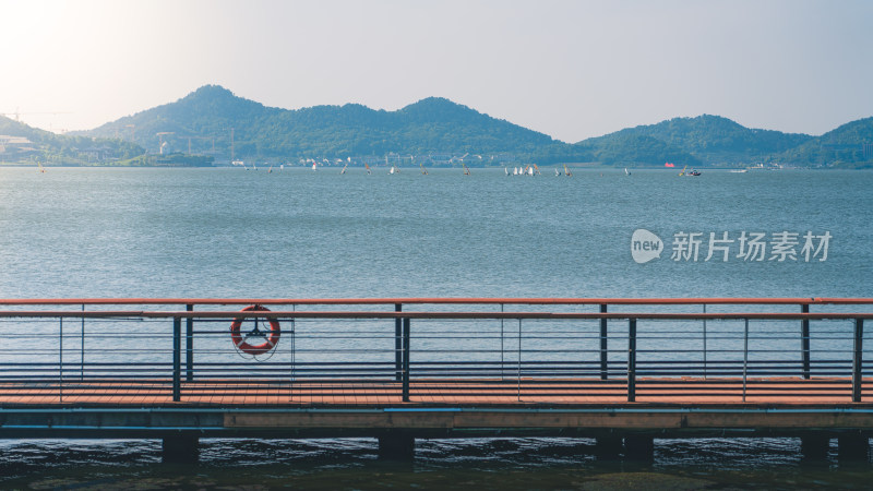 日落时分的东钱湖景区 远处是山 近处是湖