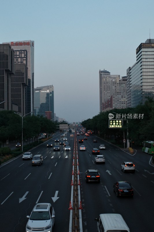 城市道路高楼与行驶车辆