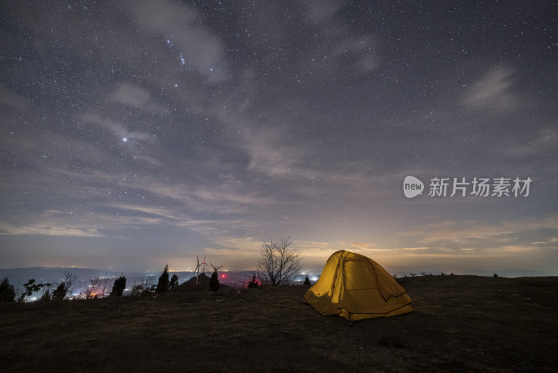 星空下山顶露营帐篷夜景