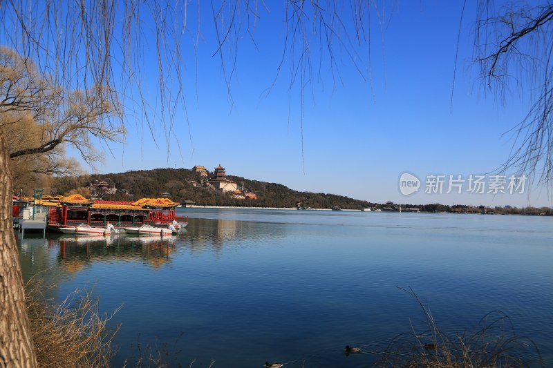 颐和园冬日湖景与古建筑