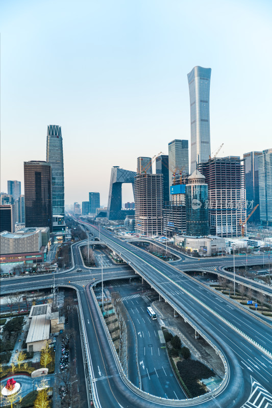 北京国贸CBD高架桥与摩天楼交织的都市动脉