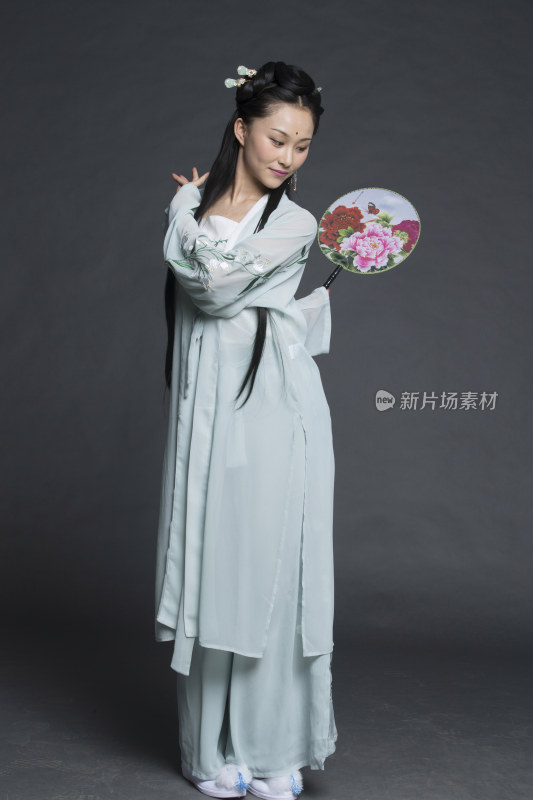 身穿古装的汉服女性人像（汉服影棚拍摄）