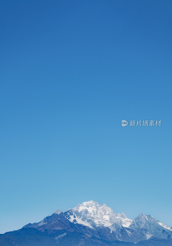 蓝天下的云南丽江玉龙雪山