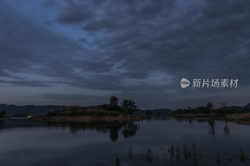 湖畔夜空下的璀璨星河全景