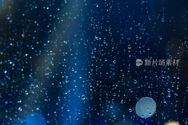 夜晚玻璃上的雨珠