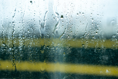 下雨天行驶的火车车窗玻璃上的雨水