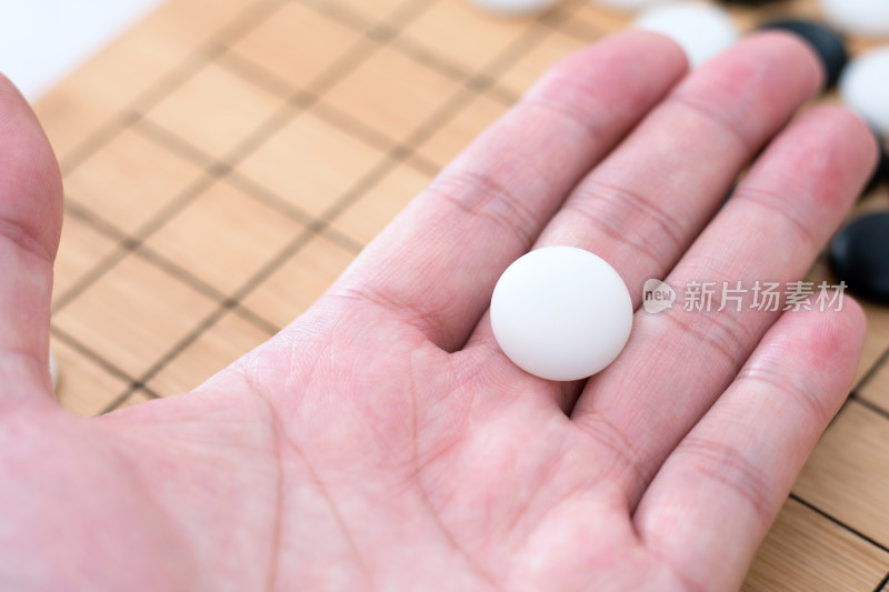 一枚棋子在手里