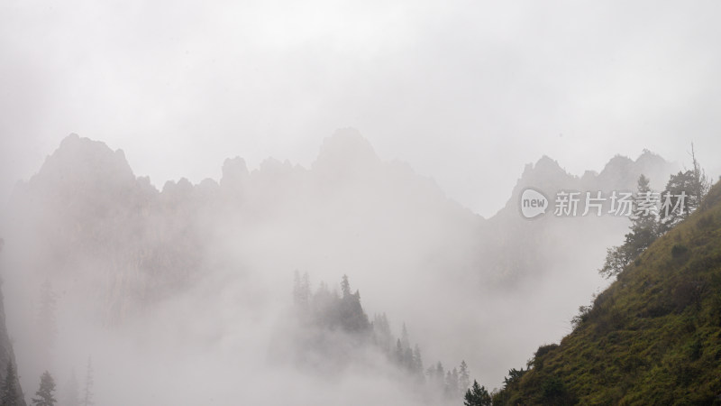 云雾缭绕的山峰