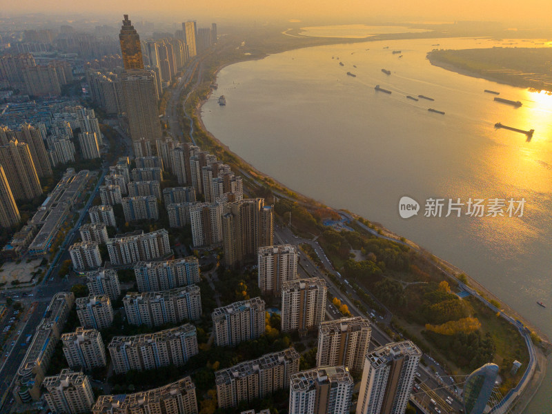 晚霞中的安徽芜湖城市风光航拍图