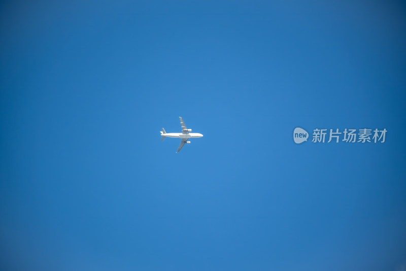 蓝色天空中飞行的民航飞机