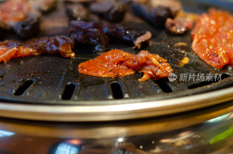 烤盘上的牛肉