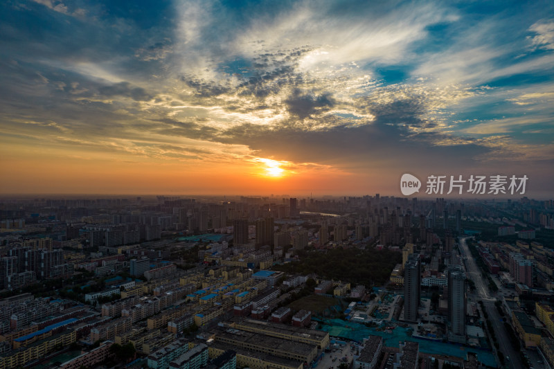 山东聊城城市清晨日出彩霞航拍摄影图