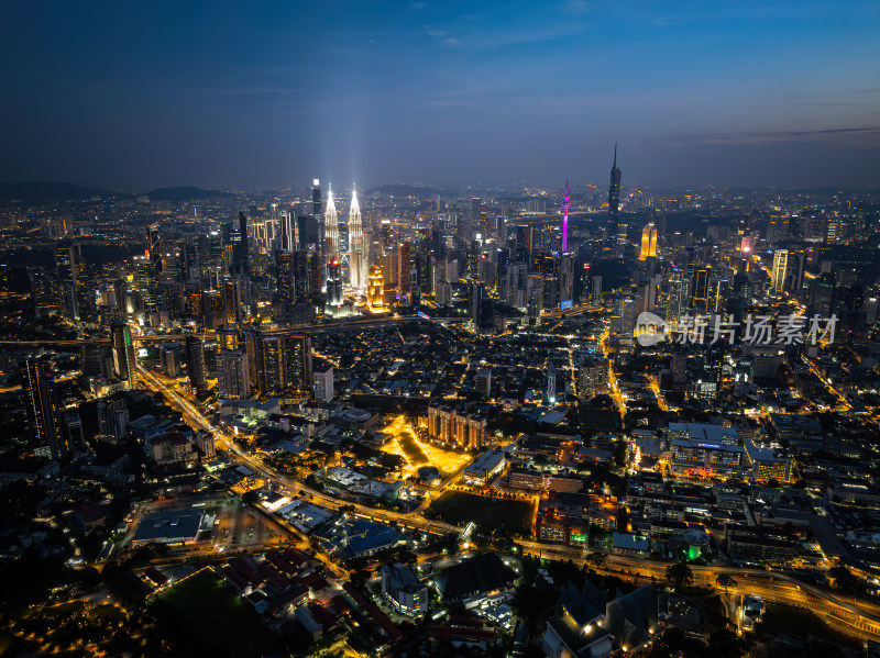 马来西亚吉隆坡莫迪卡石油双子塔日落夜景