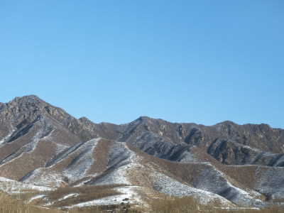 冬季雪后的远处山脉