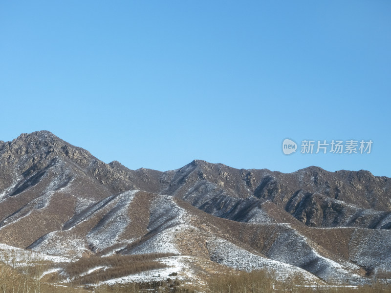 冬季雪后的远处山脉