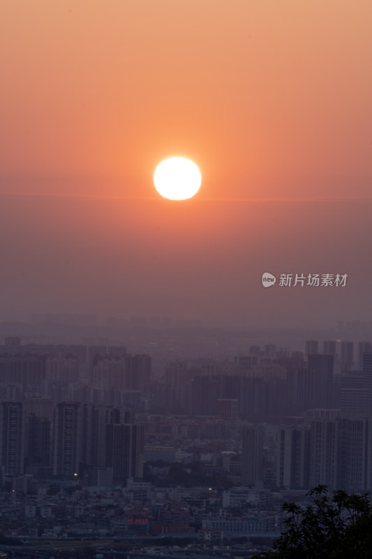 白云山拍摄日落夕阳下的城市建筑